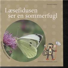 Læsefidusen ser en sommerfugl
