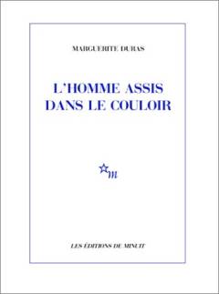 L'homme assis dans le couloir