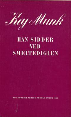 Han sidder ved smeltediglen