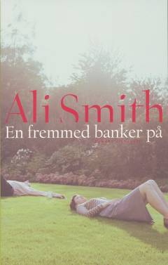 En fremmed banker på