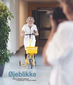 Øjeblikke : sygeplejerskers hverdage - fotograferet af sygeplejersker