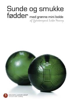Sunde og smukke fødder med grønne mini bolde