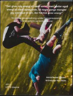 "Det giver mig energi at være social, men koster også energi at være opsøgende. Så nogle gange mangler jeg overskud til det, der faktisk giver energi" : stress og genopladning under længerevarende træningslejre og konkurrencer