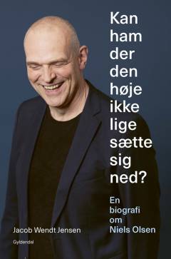 Kan ham der den høje ikke lige sætte sig ned? : en biografi om Niels Olsen