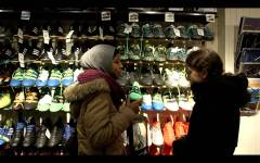 Girls United. Afsnit 2 : Rahma shopper nyt udstyr