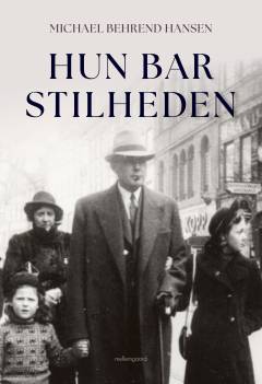 Hun bar stilheden