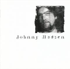 Den blinde lotterisælger sidder ganske stille på et flerfarvet lysstofrør og kigger opmærksomt ud mod havet