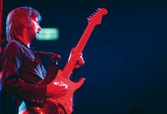 Eric Clapton - life in 12 bars : genius amplified