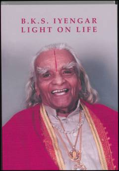 Light on life : yoga - rejsen gennem livet mod indre fred og endelig frihed