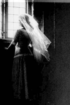 I Tronens Skygge : Skuespil i 3 Akter