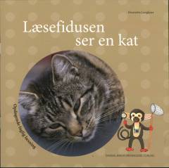 Læsefidusen ser en kat