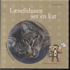 Læsefidusen ser en kat