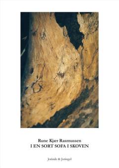 I en sort sofa i skoven