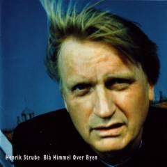 Blå himmel over byen