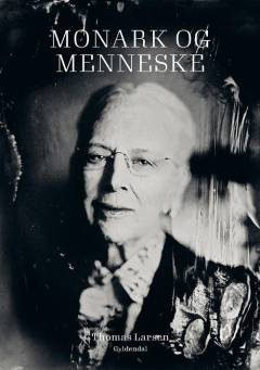 Monark og menneske : fjorten fortællinger om dronning Margrethes 50 år som regent