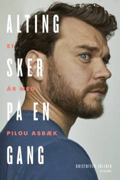 Alting sker på en gang : et år med Pilou Asbæk