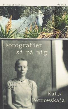 Fotografiet så på mig : essays
